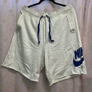 Men’s Nike Loose Fit/At Knee Length XL shorts